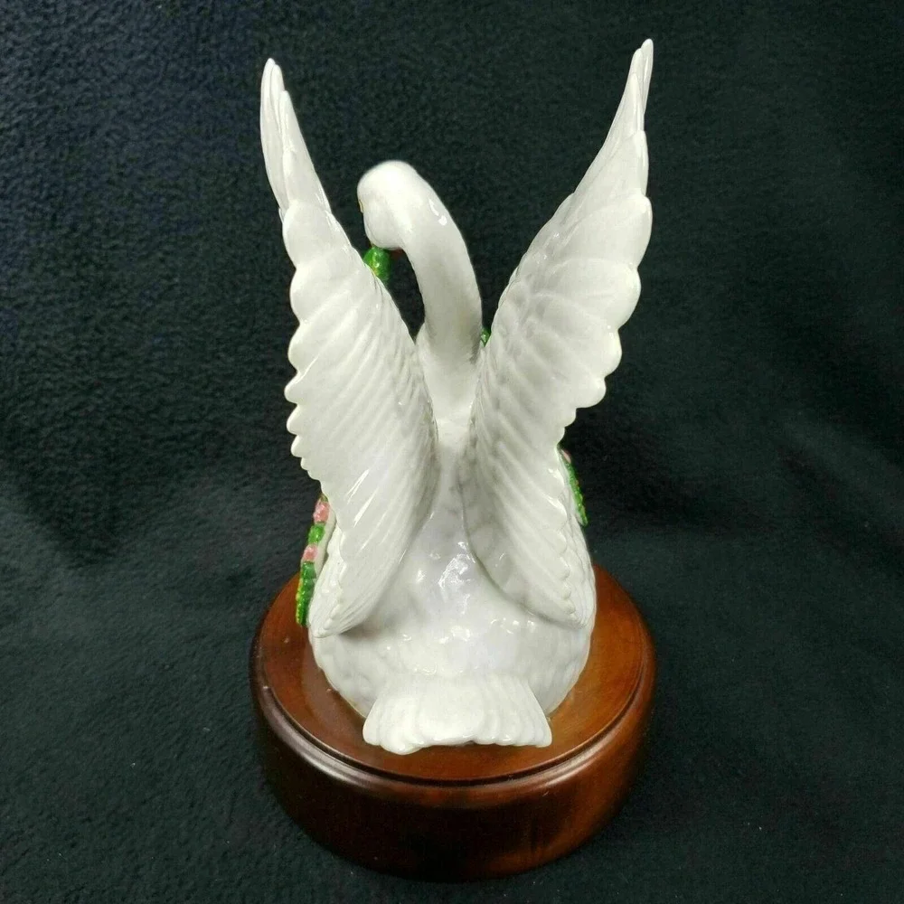 Neiman Marcus Swan Tchaikovsky Swan Lake Finale Japan Musical Box Wind Up